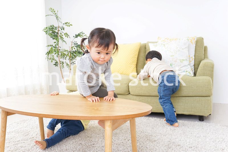 家で友だちと遊ぶ子供