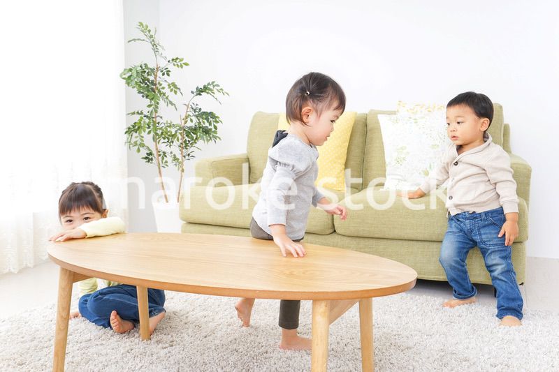 家で友だちと遊ぶ子供