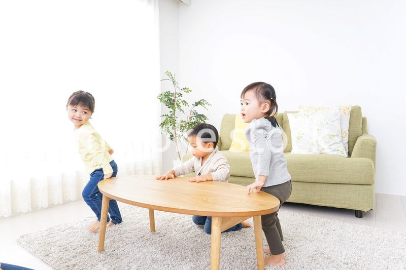 家で友だちと遊ぶ子供