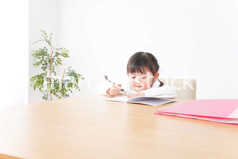 ひとりで勉強をする子ども