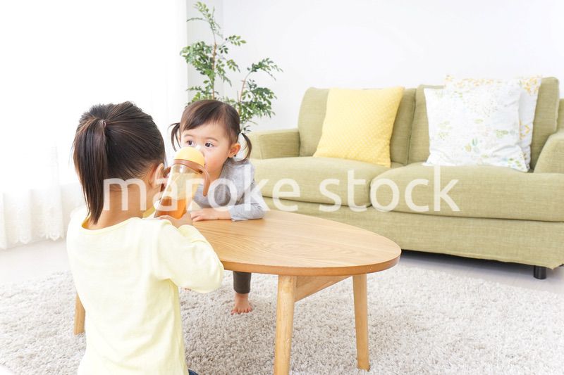 妹のお世話をする子供