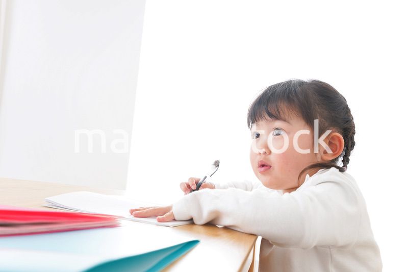 ひとりで勉強をする子ども