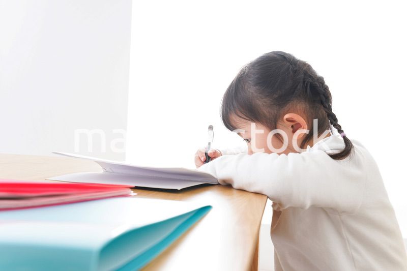 ひとりで勉強をする子ども