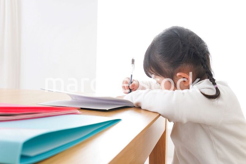ひとりで勉強をする子ども
