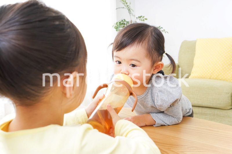 家で友だちと遊ぶ子供