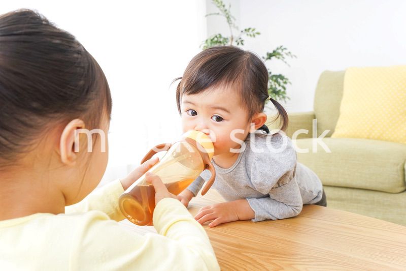 家で友だちと遊ぶ子供