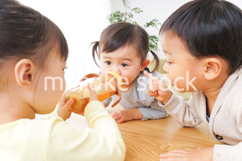 家で友だちと遊ぶ子供