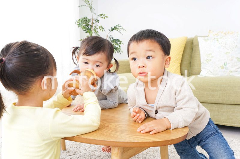 家で友だちと遊ぶ子供