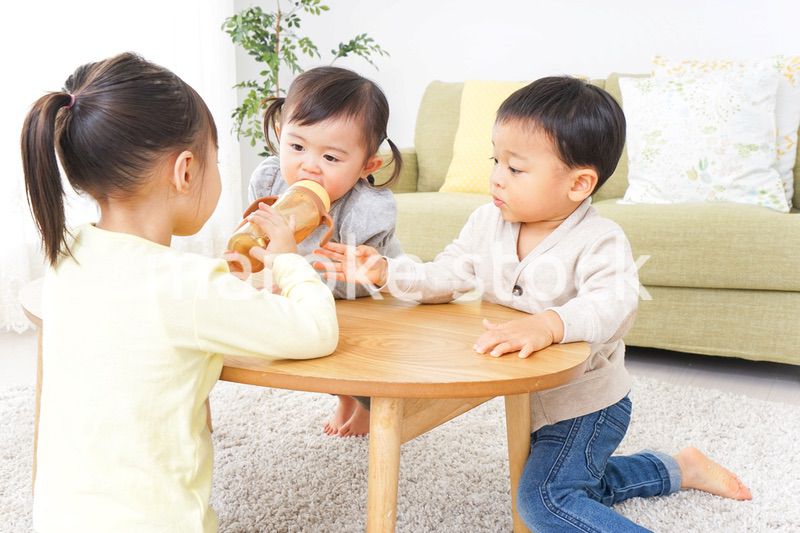 家で友だちと遊ぶ子供