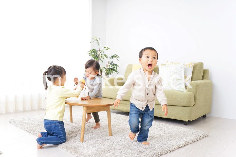 家で友だちと遊ぶ子供