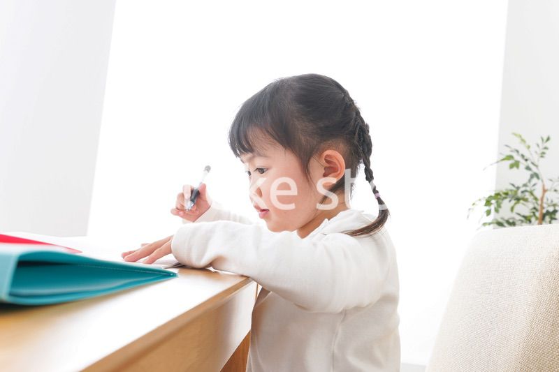 ひとりで勉強をする子ども