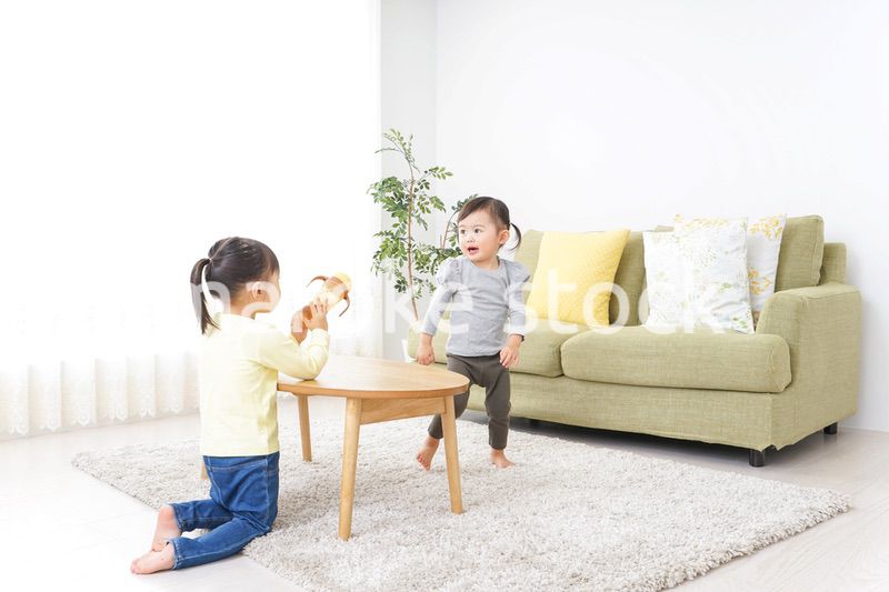 妹のお世話をする子供