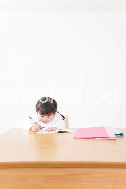 ひとりで勉強をする子ども