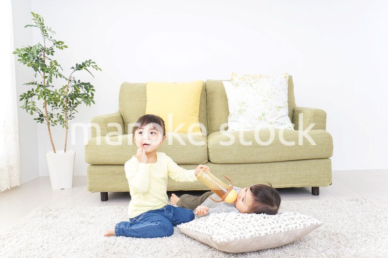 妹のお世話をする子供