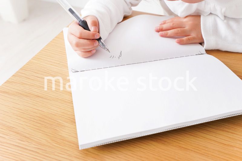 ひとりで勉強をする子ども