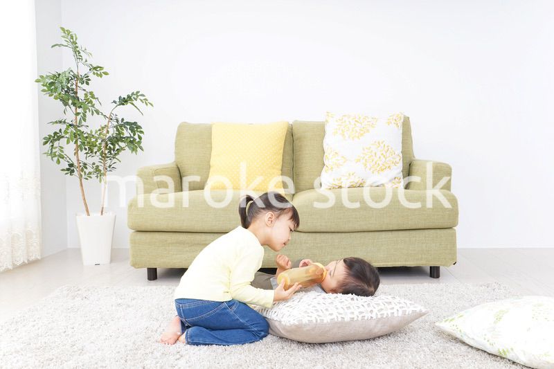 妹のお世話をする子供