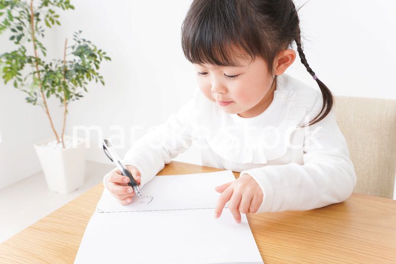 ひとりで勉強をする子ども