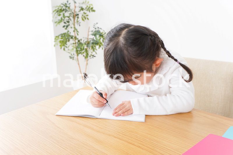 ひとりで勉強をする子ども