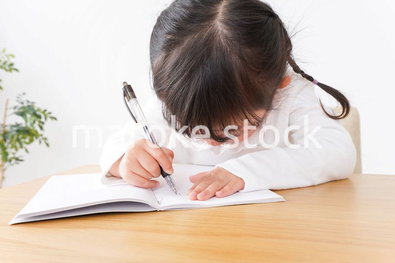 ひとりで勉強をする子ども