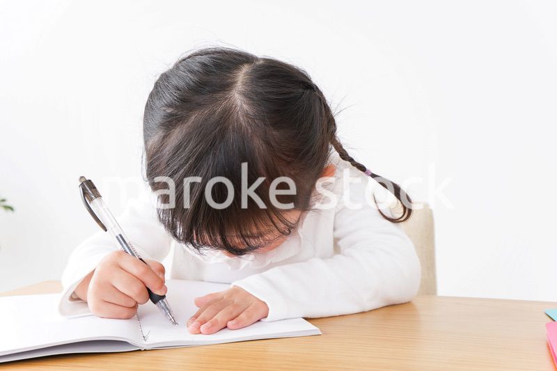 ひとりで勉強をする子ども