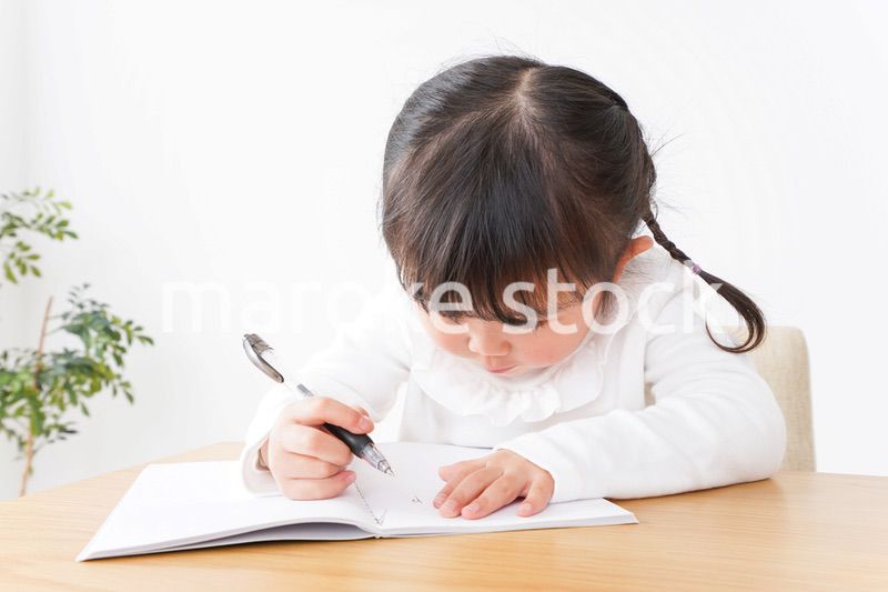 ひとりで勉強をする子ども