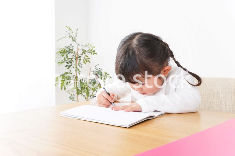 ひとりで勉強をする子ども
