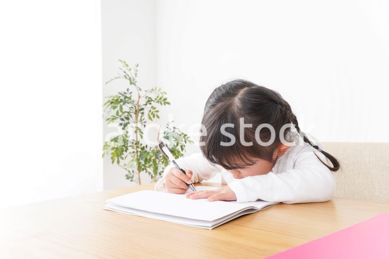 ひとりで勉強をする子ども