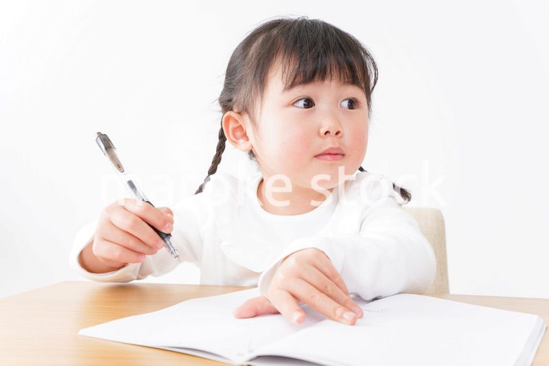ひとりで勉強をする子ども