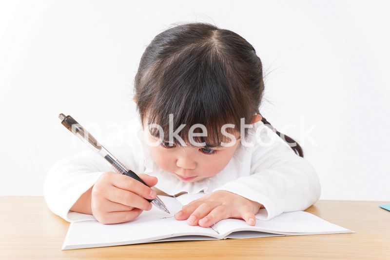 ひとりで勉強をする子ども