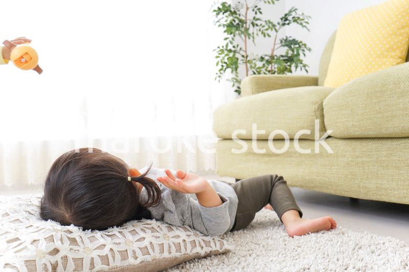 妹のお世話をする子供