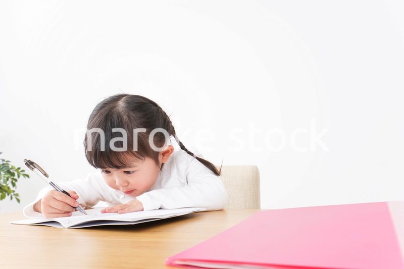 ひとりで勉強をする子ども