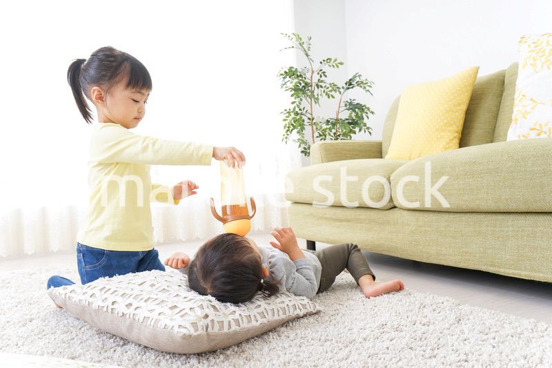 妹のお世話をする子供