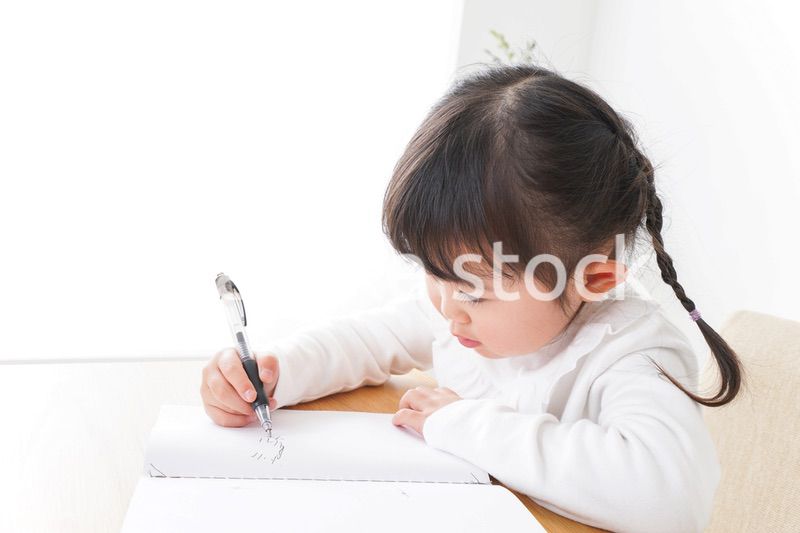 ひとりで勉強をする子ども