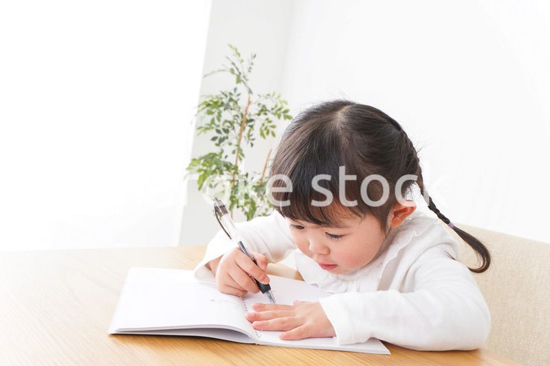 ひとりで勉強をする子ども