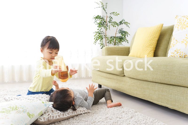 妹のお世話をする子供