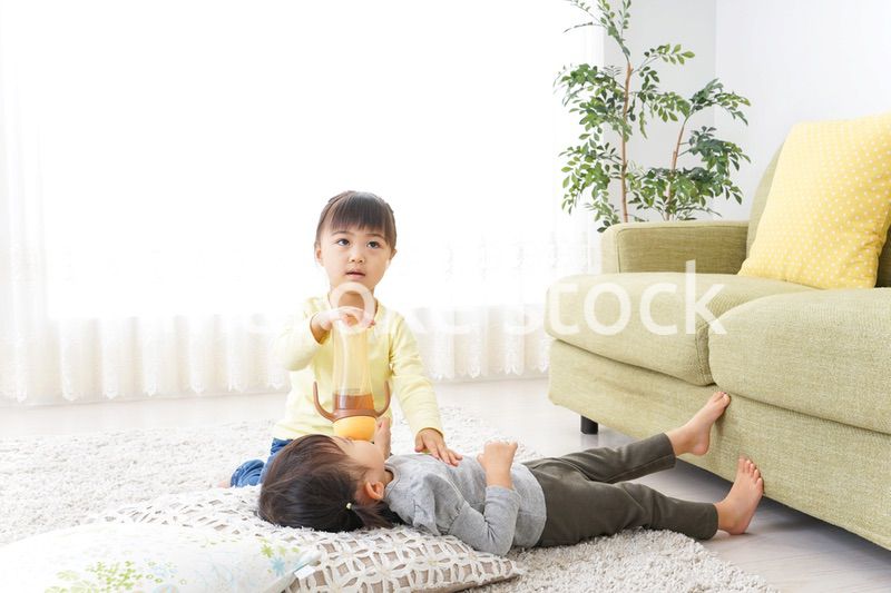 妹のお世話をする子供