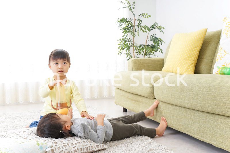 妹のお世話をする子供