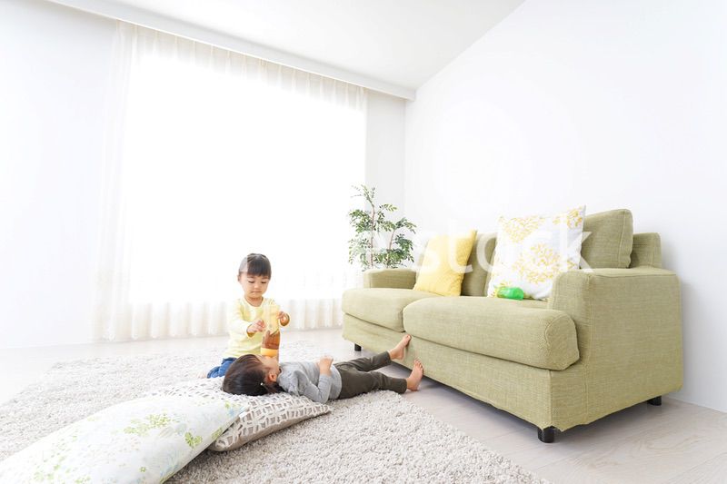 妹のお世話をする子供