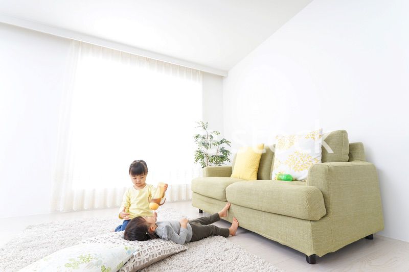 妹のお世話をする子供