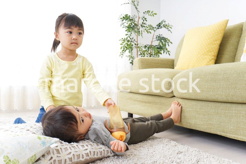 妹のお世話をする子供