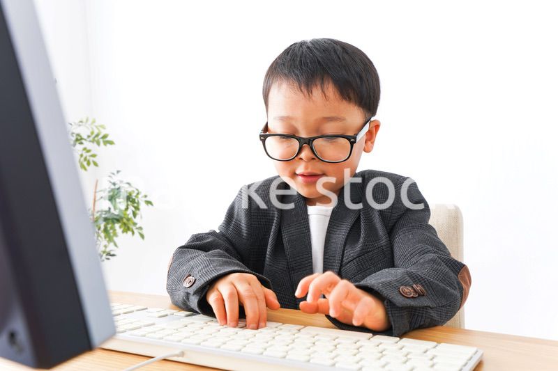 オフィスで働く子供ビジネスマン