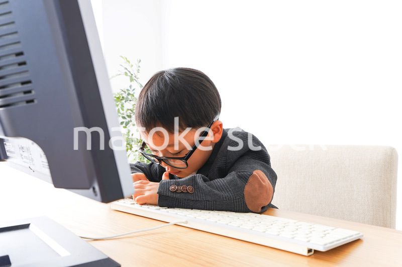 オフィスで働く子供ビジネスマン