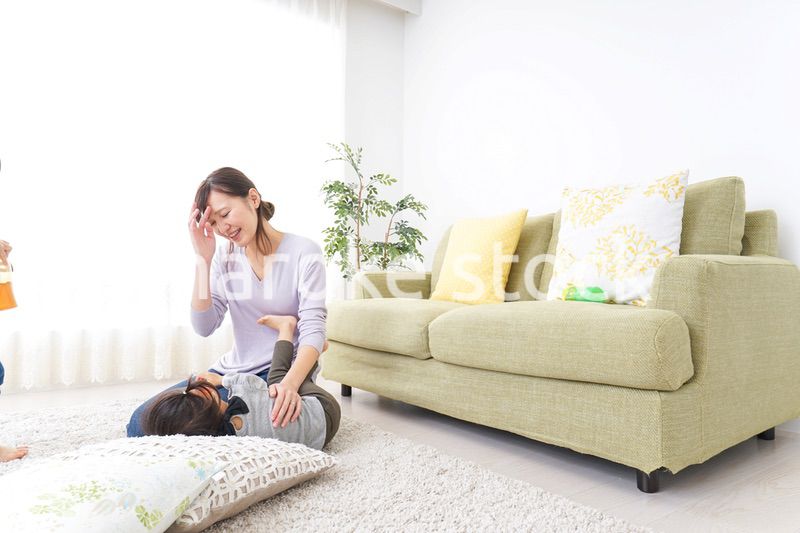 子どもを寝かせるお母さん