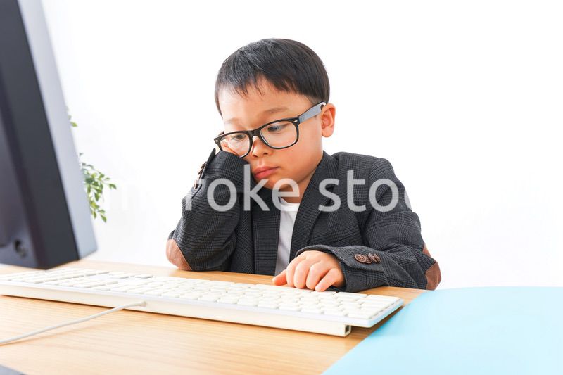 オフィスで働く子供ビジネスマン