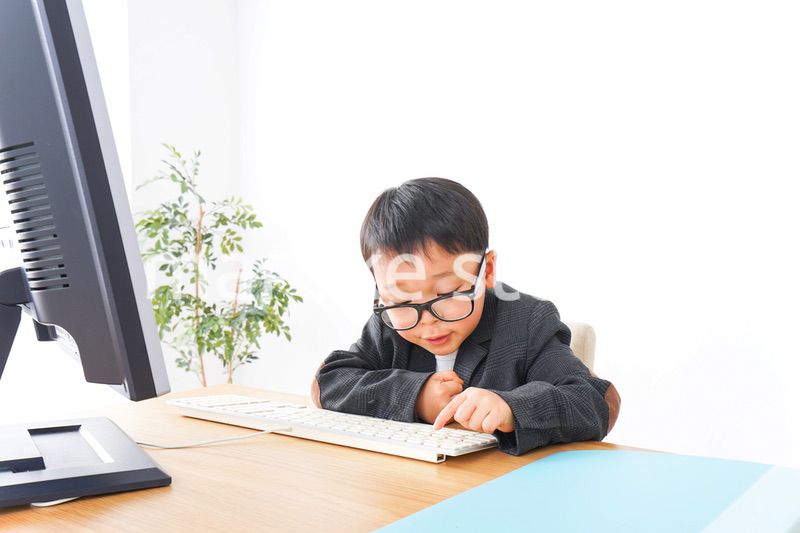 オフィスで働く子供ビジネスマン