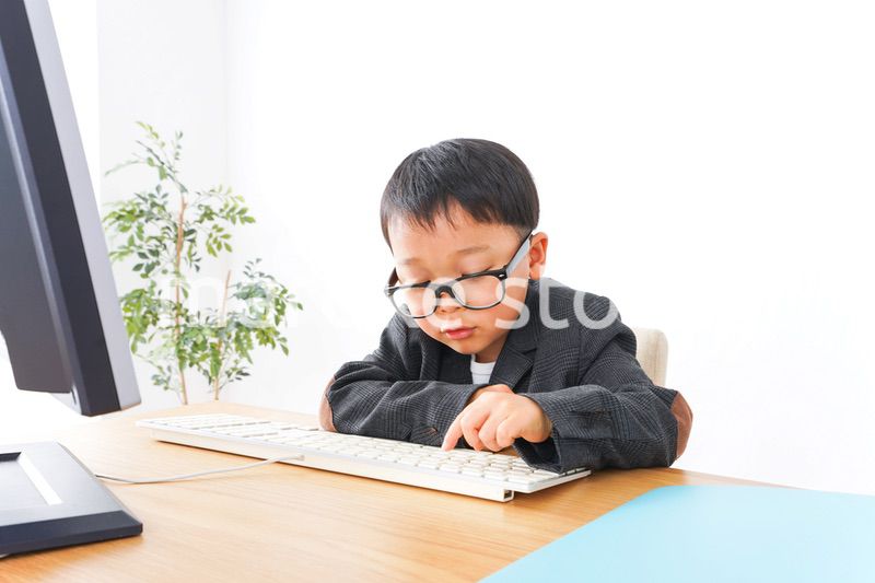 オフィスで働く子供ビジネスマン