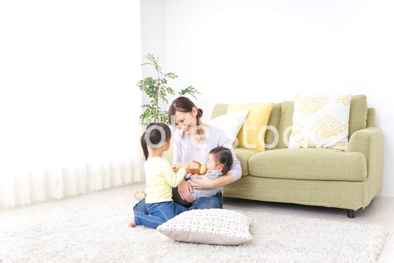 赤ちゃんのいる幸せな家族