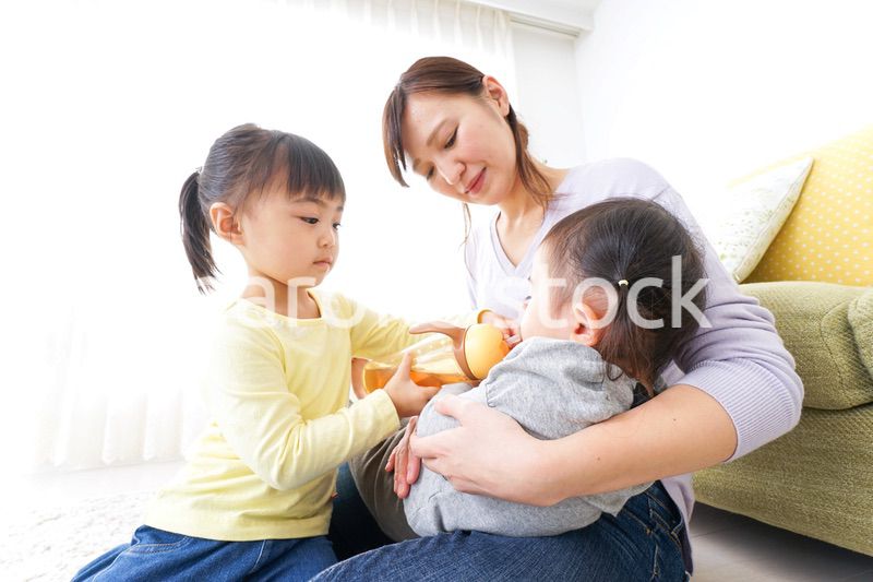 赤ちゃんのいる幸せな家族