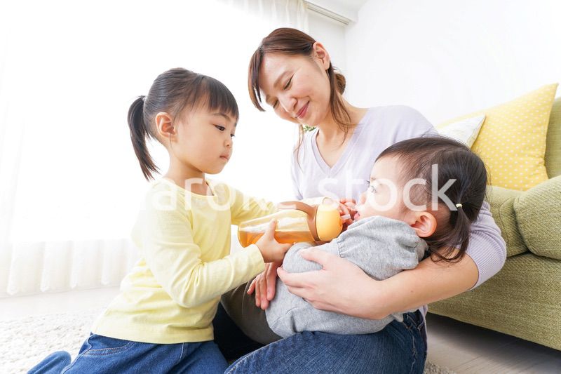 赤ちゃんのいる幸せな家族