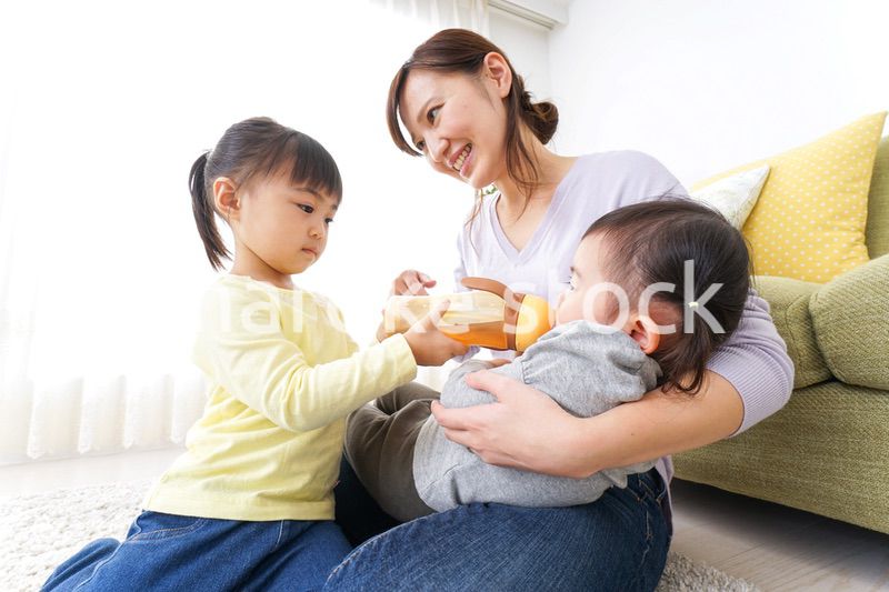 赤ちゃんのいる幸せな家族